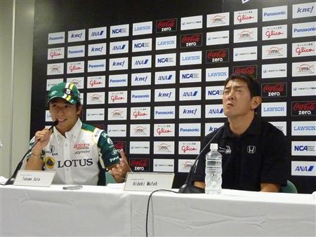 昨年のインディジャパンのレース後に、悔しそうな表情を見せる武藤英紀(右)。左は佐藤琢磨