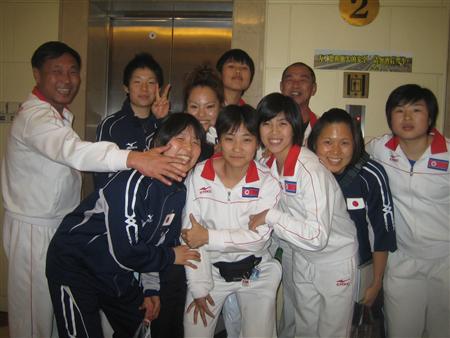 2008年世界選手権で、北朝鮮選手と打ち解ける日本選手