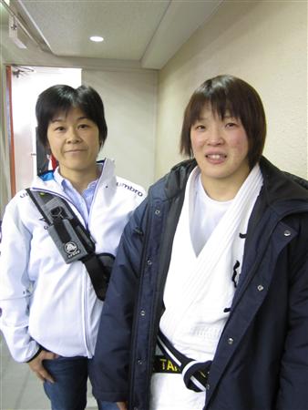 震災後、部員たちと共同生活した南條監督(左)