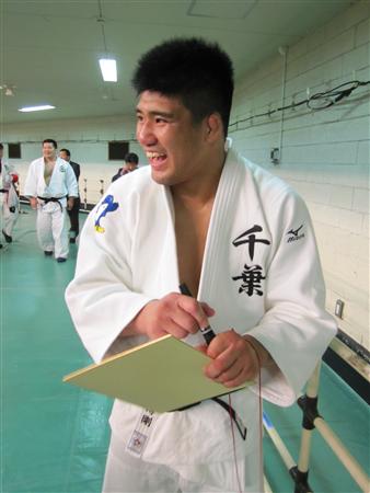 色紙を手に照れる加藤博剛
