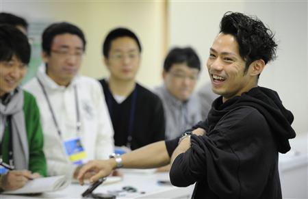 「可能性を信じて、勝負したい」。笑顔で報道陣の質問に答える高橋大輔(モスクワ、2011年4月30日、共同)