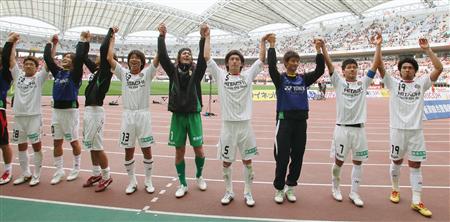新潟戦に完勝して首位を守り、サポーターの声援に応える柏イレブン=14日、東北電