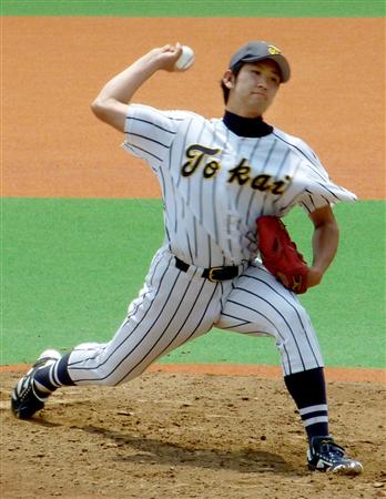 帝京大を相手にリーグ通算30勝目を完封で飾った菅野智之投手(2011年5月6日、東京・大田スタジアム、共同)