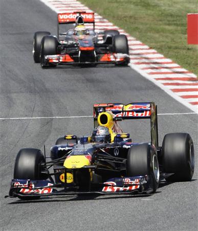 F1スペインGPで今季4勝目を挙げたフェテル。後ろはハミルトン