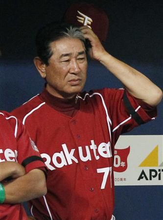 ベンチでさえない表情を見せる楽天の星野監督=23日の中日戦、ナゴヤドーム