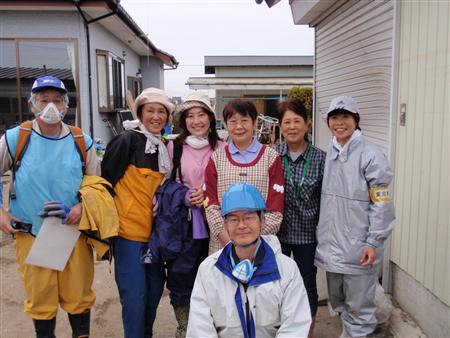 被災地でボランティア活動(右端が筆者)