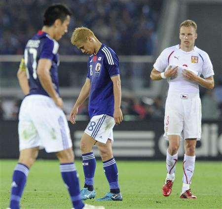 チェコと引き分け、うなだれる本田(中央)と長谷部(左)=日産スタジアム