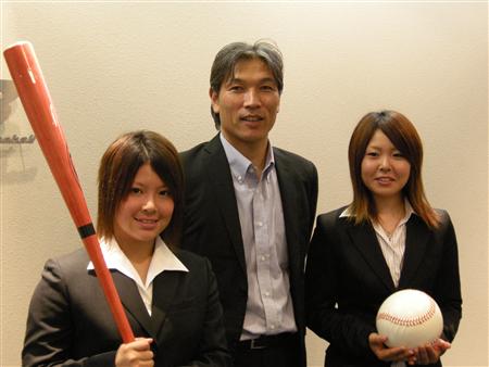 野球の女子ワールドカップで3連覇を狙う日本の新谷博監督(中央)と六角彩子内野手(左)磯崎由加里投手(6月20日、東京・内幸町の日本野球機構で、倉見徹撮影)