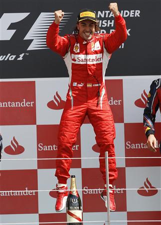 英国GPでの今季初優勝を喜ぶアロンソ