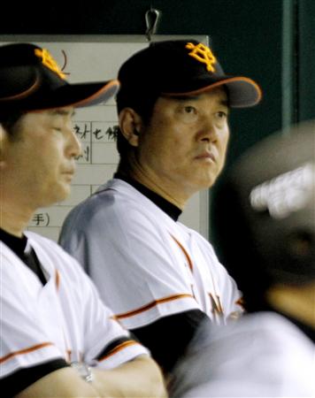 15日のヤクルト戦、9回、ベンチで厳しい表情の巨人・原監督=東京ドーム