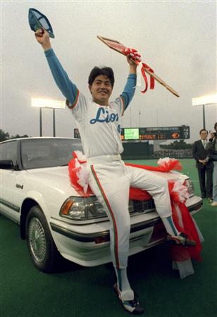1987年の日本シリーズでシリーズMVPに選ばれ、賞品に車をもらい喜ぶ工藤=1987年11月1日、西武球場