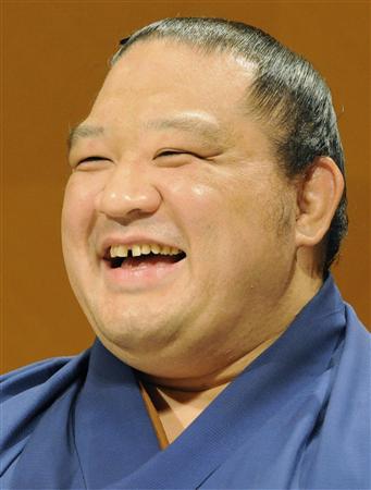 「最高の相撲人生だった」。現役引退の記者会見で納得の笑顔を見せた魁皇(2011年7月20日、名古屋市内のホテルで、共同)