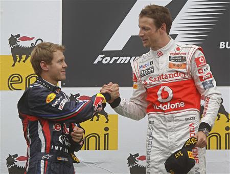 F1ハンガリーGPで優勝したバトン(右)を祝福するフェテル