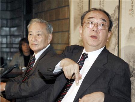 07年に特待生問題で記者会見する日本高野連の脇村春夫会長(左=当時)と、田名部和裕参事(当時)=大阪