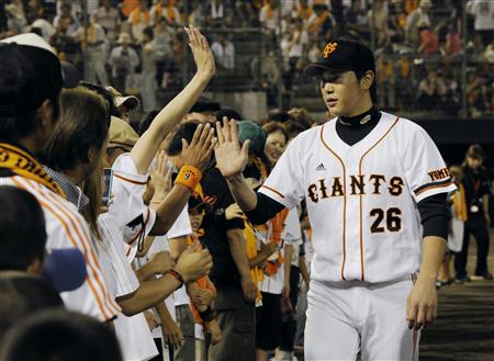 30日の横浜戦で13勝目を挙げ、ファンとタッチする内海=福井