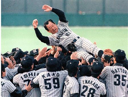 吉田監督(中央)は1985年に日本一となった2年後に“石持て追われ”チームを後に