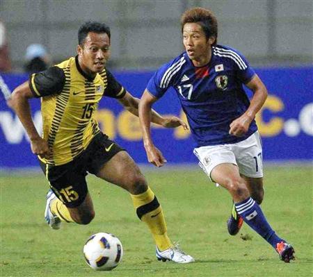 日本―マレーシア 前半、攻め込む清武(右)=ベアスタ