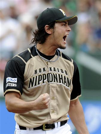 偉業達成への最有力候補? 雄たけびを上げるダルビッシュ(2011年9月11日の楽天戦から、共同)