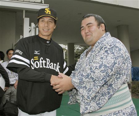 ほやほやの新大関琴奨菊は、パ・リーグ2連覇を決めたばかりのソフトバンク秋山監督と祝福の握手を交わした(2011年10月2日、西武ドームで。共同)