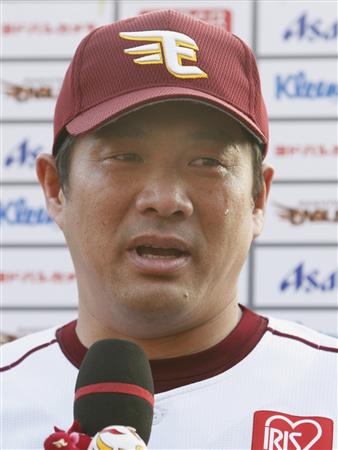 「こんなに寂しいヒーローインタビューは初めて」。ロッテ戦に代打出場して中前打を放ち、仙台で最後となったお立ち台で涙を流す山崎武司選手。(2011年10月10日、Kスタ宮城。共同)