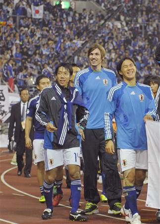 タジキスタンに快勝し笑顔で場内一周する(右から)岡崎、ハーフナー、中村ら=長居
