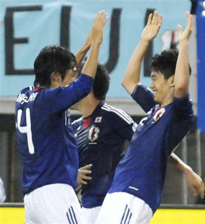 日本―タジキスタン 前半、4点目のゴールを決め、アシストした中村(左)とハイタッチする香川=長居