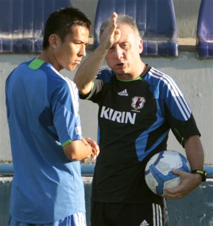 アウェーでのウズベキスタン戦を前に戦術を確認し合うザッケロー二監督(右)と主将の長谷部(2011年9月4日、タシケントで、共同)