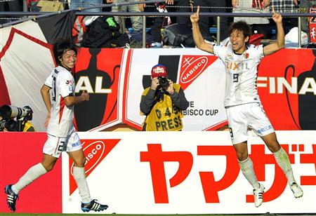 ナビスコカップ決勝。延長前半、決勝ゴールを決め喜ぶ鹿島・大迫。左は柴崎=10月29日、国立競技場