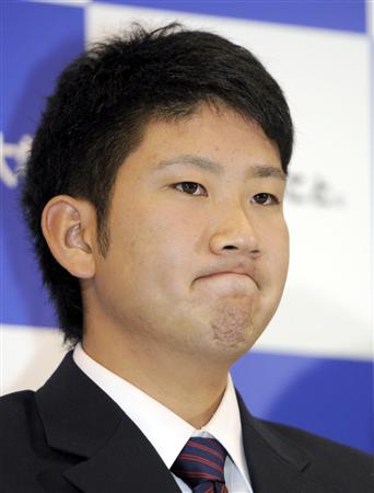 日本ハムに1位指名され、厳しい表情で記者会見する東海大の菅野智之投手=10月27日、神奈川県平塚市