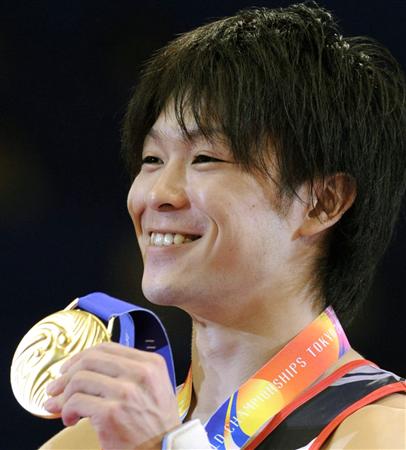 世界体操種目別の床運動で金メダルを獲得、ご満悦の内村航平(2011年10月15日、東京体育館、共同)