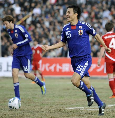 サッカーW杯3次予選 日本―タジキスタン 前半、先制ゴールを決め笑顔で駆けだす今野=11日、ドゥシャンベ(共同)
