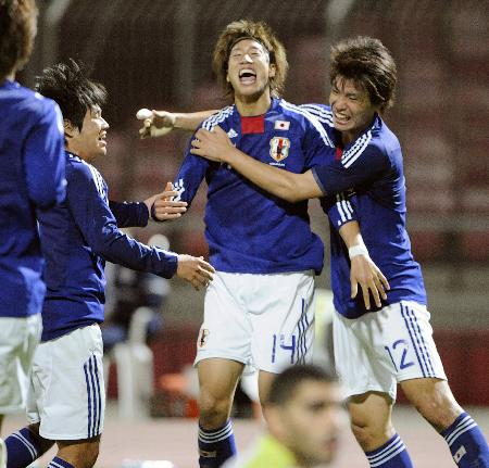 日本―バーレーン 前半、先制ゴールを決め喜ぶ大津(中央)と祝福する浜田(右)ら=マナマ(共同)