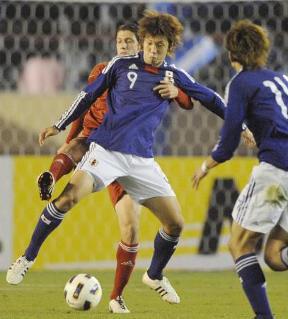 日本―シリア 前半、競り合う大迫(9)=27日、国立競技場