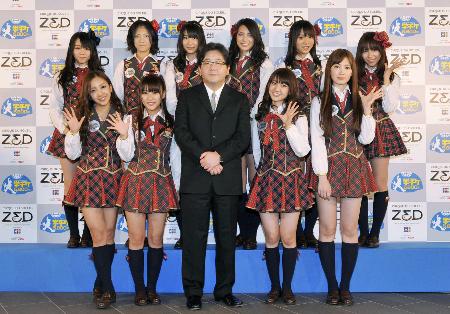 国内支持率アップの「仕掛け人」として期待される秋元康氏(前列中央)と「AKB48」のメンバーたち