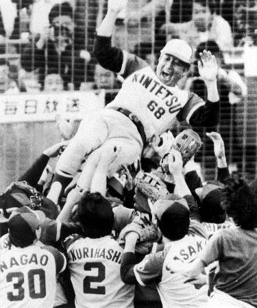 近鉄初のリーグ優勝を果たし、胴上げされる西本幸雄監督=1979年10月、西宮球場