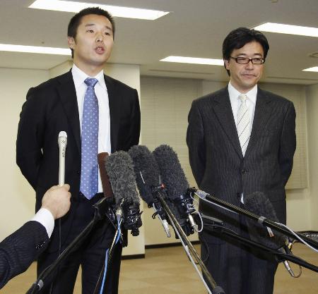 横浜DeNAの春田真新オーナー(右)と池田純新球団社長=2日午後、横浜市内の球団事務所