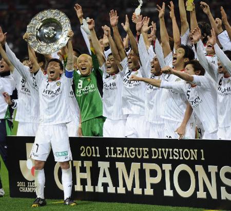 優勝皿を掲げる大谷主将と歓喜の柏イレブン(2011年12月3日、埼玉スタジアム、共同)