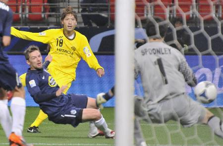 柏―オークランド 前半、先制ゴールを決める柏・田中(18)=豊田スタジアム