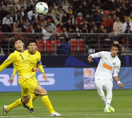 柏―サントス 前半、先制ゴールを決めるサントス・ネイマール(右)=豊田スタジアム