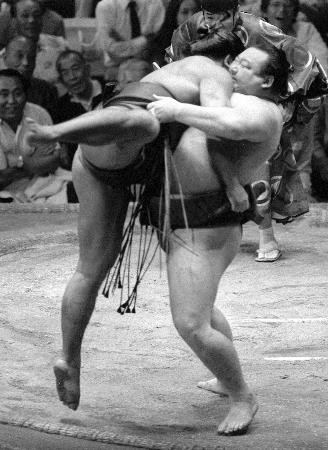 隆の里(右)は千秋楽の全勝対決で千代の富士を破り新横綱としての門出を飾った(1983年秋場所、共同)