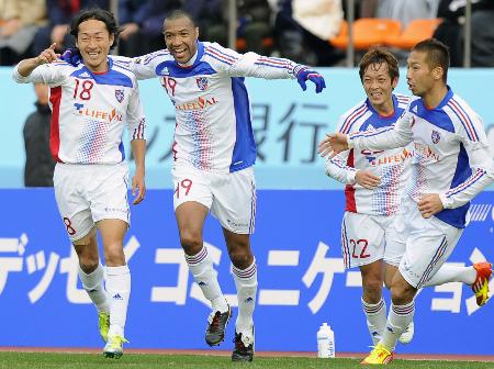 サッカー天皇杯決勝 3点目を決め、喜ぶルーカスら