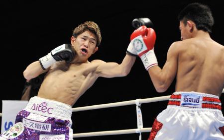 昨年大みそかに、2度目の防衛を果たした井岡一翔(左)