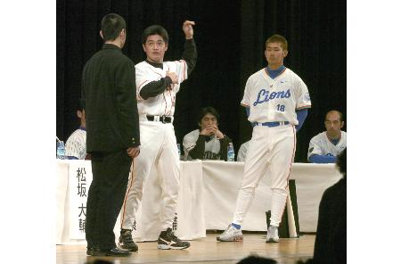 2004年のシンポジウムで高校生を指導する松坂大輔(右)と工藤公康(中央)の両投手。高校生には夢のような経験だった(2004年1月8日、東京の明治神宮会館で。共同)