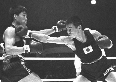 東京五輪ボクシング、バンタム級決勝で戦う桜井孝雄氏(右)