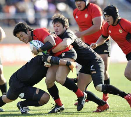 天理大戦で突進する帝京大の森田(中央左)(2012年1月8日、国立競技場、共同)