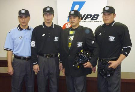 今季のウェア、防具を着用し、ポーズをとる日本プロ野球機構の審判員