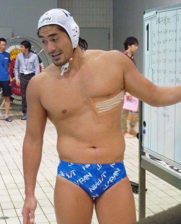 アジア予選を前にチームにあらためて戦術を説明する日本代表の青柳勧主将(2012年1月18日、東京。国立スポーツ科学センター、共同)