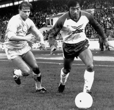 ブレーメンでプレーする奥寺康彦選手=1984年11月