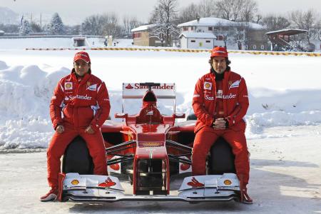 フェラーリのフロントノーズに注目。マッサ(左)とアロンソ。ferrari