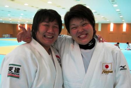 薪谷コーチ(左)と杉本。ともに女子最重量級では小柄で体型も似ているからこそ理解しあえる部分も多い